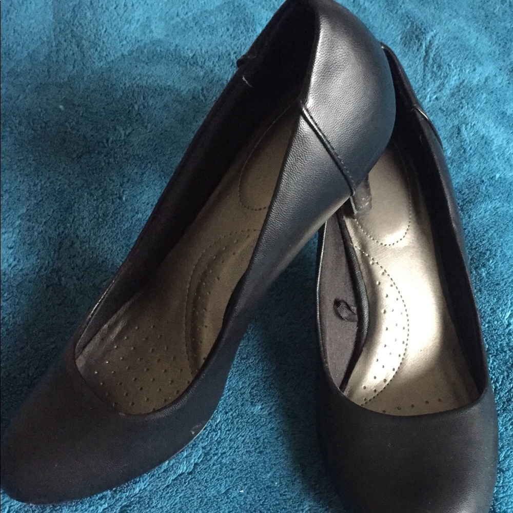 Black pumps